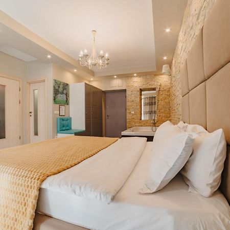 Romantic Jacuzzi Belleview Studio Sinaia Bagian luar foto