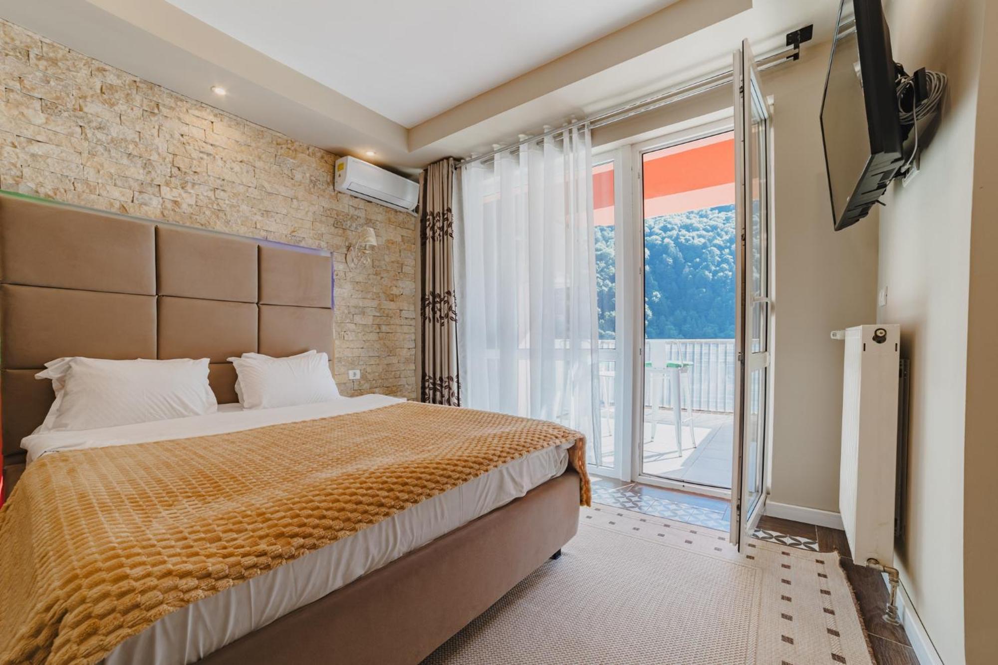 Romantic Jacuzzi Belleview Studio Sinaia Bagian luar foto