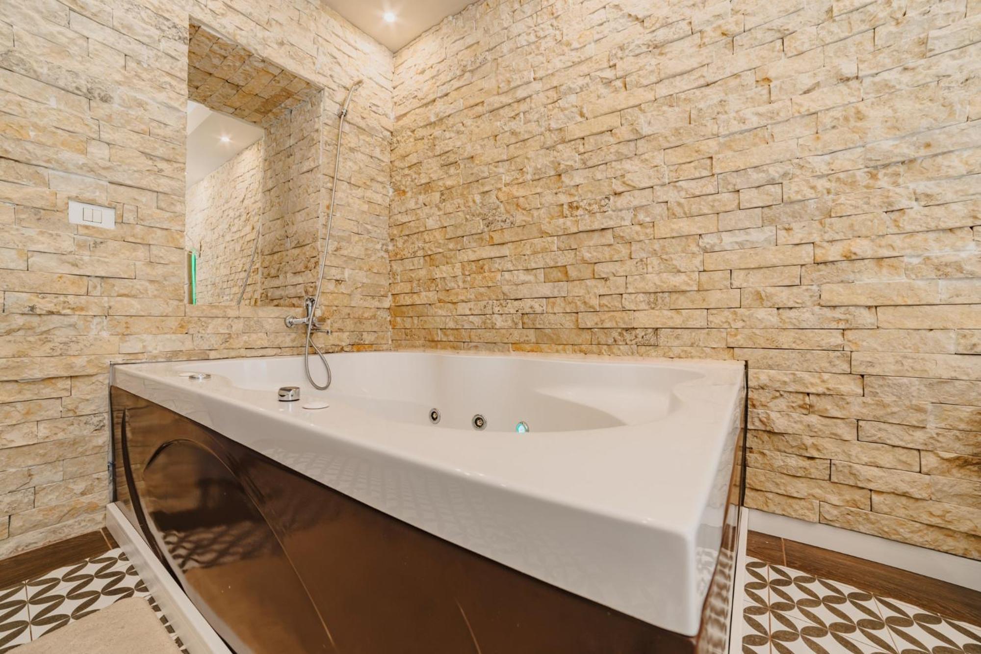 Romantic Jacuzzi Belleview Studio Sinaia Bagian luar foto