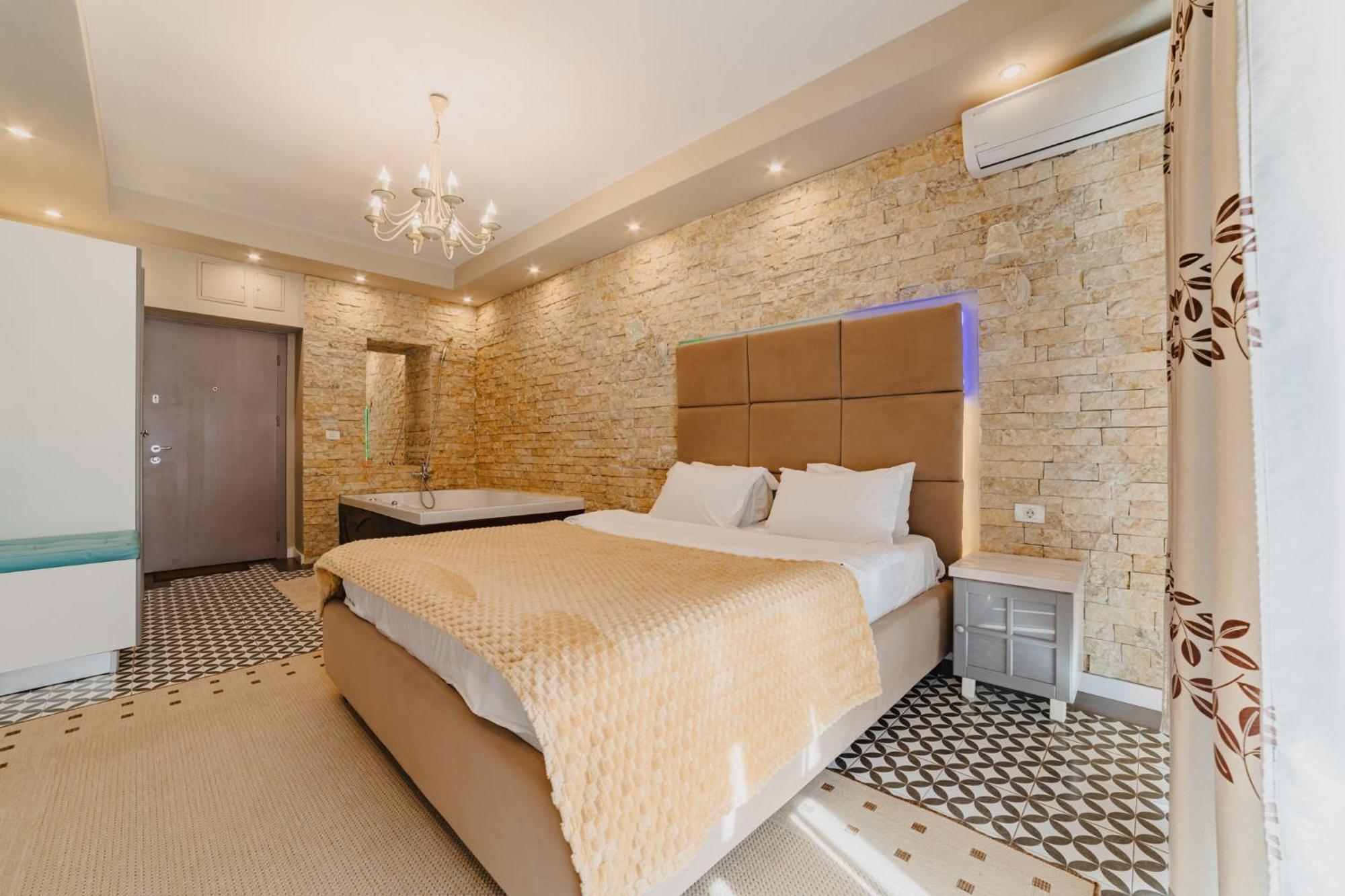 Romantic Jacuzzi Belleview Studio Sinaia Bagian luar foto